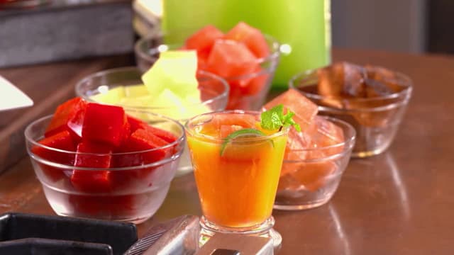 S11:E08 - Hot Day, Cold Food