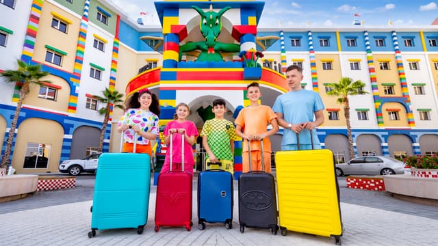 S01:E18 - Rules of Conduct at the Legoland Hotel