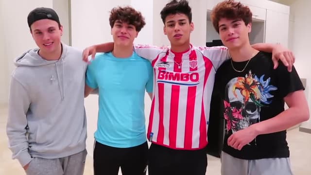 S08:E11 - Pranking My Best Friend on His Birthday / Pranking My Friends Then Giving Them Gifts