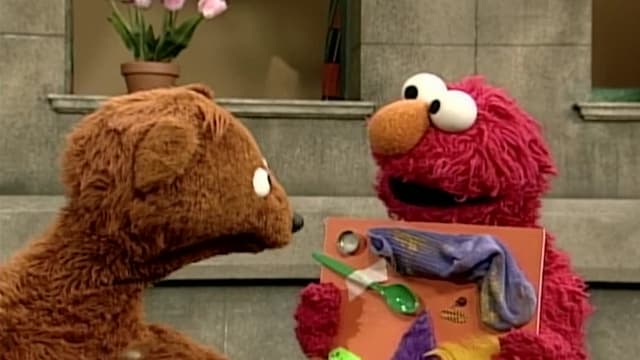 S32:E47 - Elmo Makes a Collage