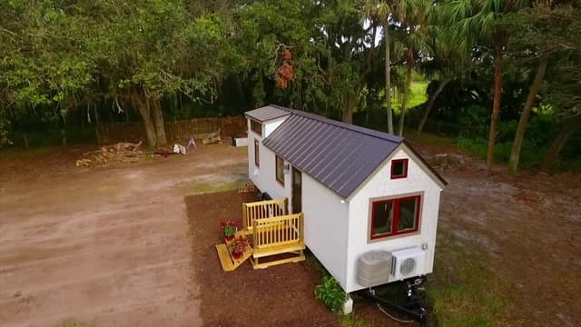 S06:E11 - Chic Florida Tiny