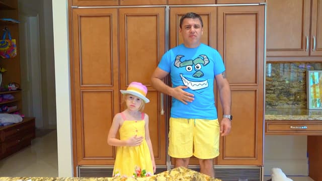 S01:E06 - El día de diversión de Nastya: ¡piratas, diversión en la granja y cuentos chistosos!