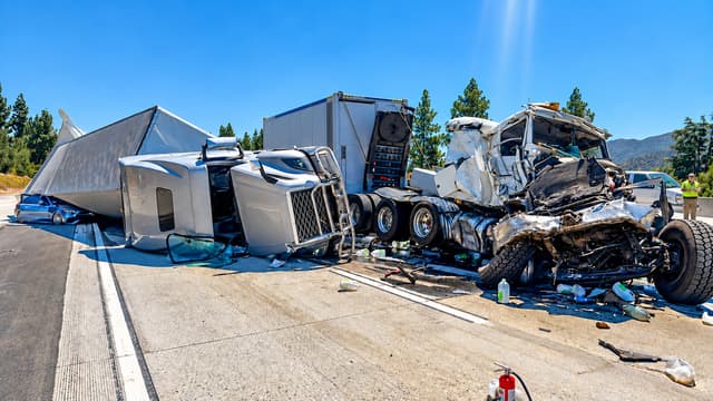 S01:E17 - 4 Semis Crashed and Shut Down the Freeway for 14 Hours