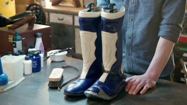 S06:E53 - Motorbike Speedway Boots, Electric Organ and Writing Slate