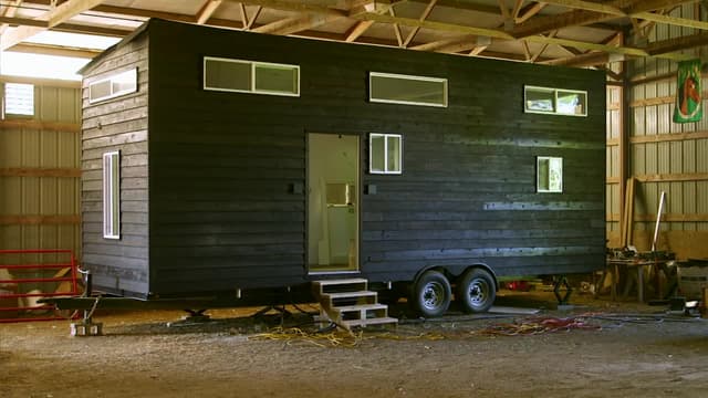 S01:E03 - Tiny House, Creature Comforts
