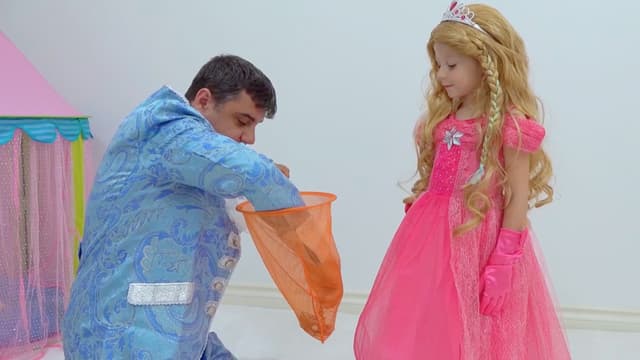 S01:E04 - ¡Nastya juega, hace manualidades y se disfraza con papá!