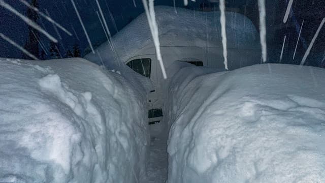 T01:C04 - S01:E04 - Overnight Blizzard Buries a Van