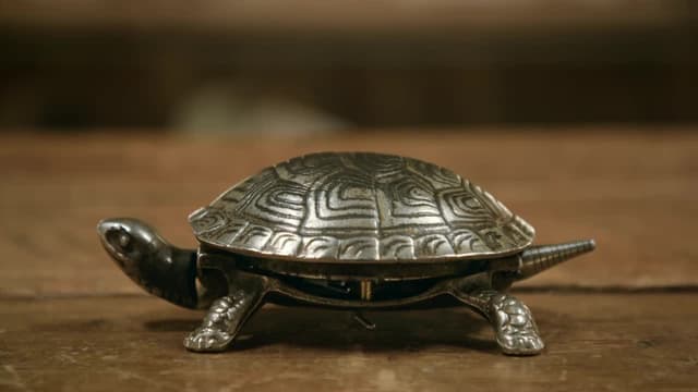 S04:E28 - Bagpipes, Welsh Crown, Tortoise Bell