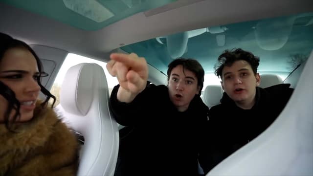 T02:C09 - S02:E09 - They Are Everywhere