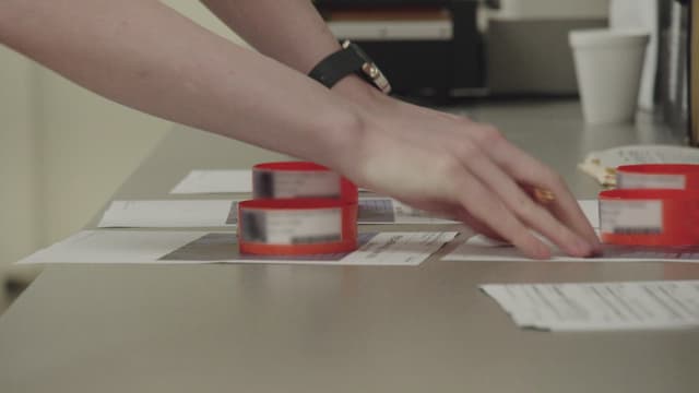 S02:E02 - Everybody Knows Everybody