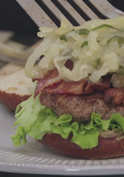 S01:E13 - International Pub Cheese Burger poster