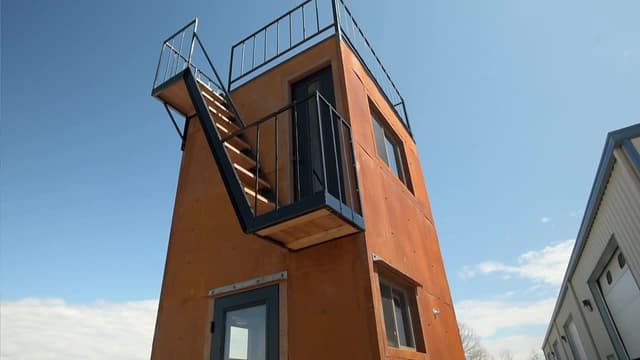 S03:E06 - Tiny Tilting Tower Home