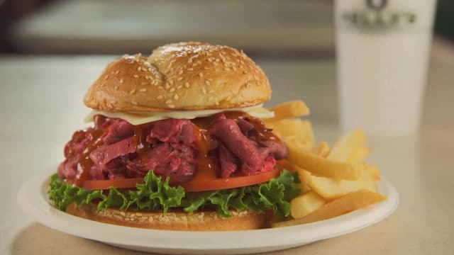 S09:E01 - Fast Food Finds