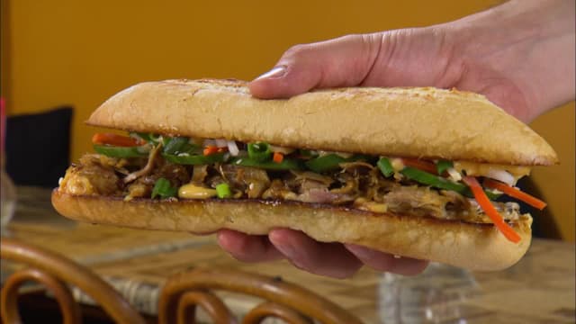 T04:C11 - S04:E11 - The Club House, the Baowry, 2 Doors Down