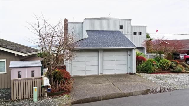 S04:E13 - A Beach Hunting Date