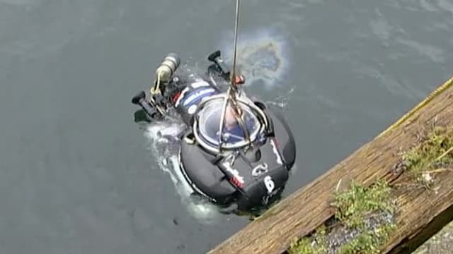 S03:E12 - Under the Waves