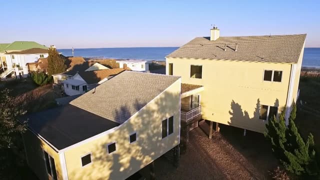 S03:E04 - Hampton Beach House Hunt