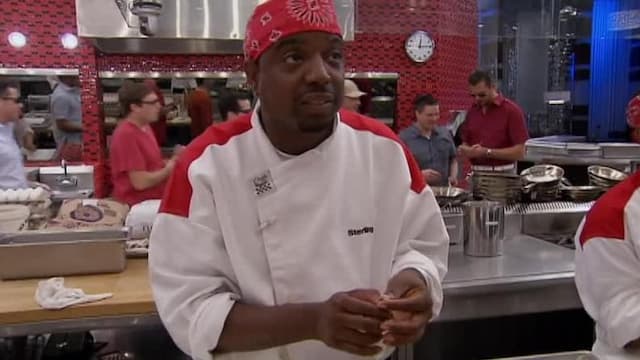 S13:E07 - 12 Chefs Compete