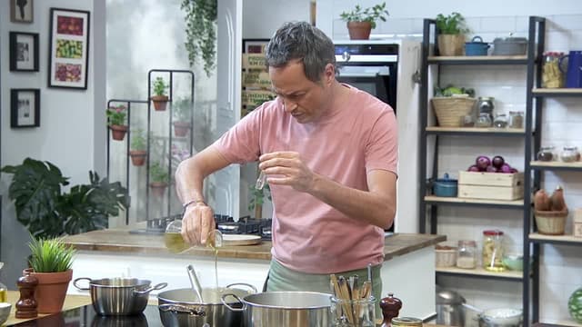S01:E01 - Pasta con berenjena y pollo con melaza