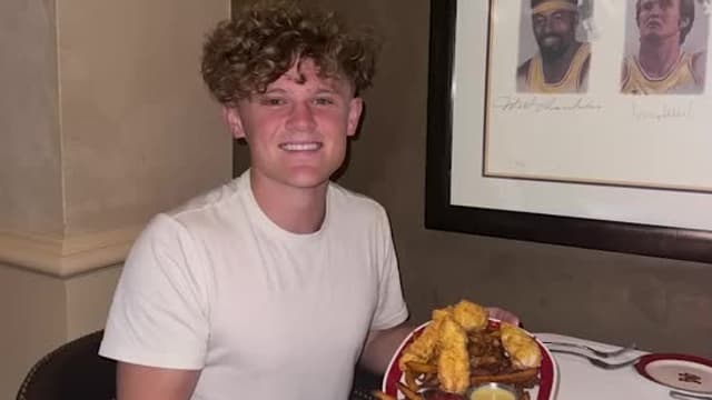 S06:E03 - I Stayed in Secret Hotels