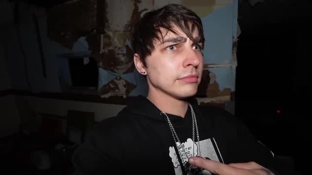 S04:E05 - Ghost Hunting at Haunted Insane Asylum