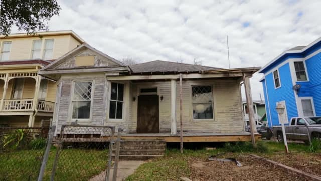 S01:E09 - Beach Bungalow Restoration