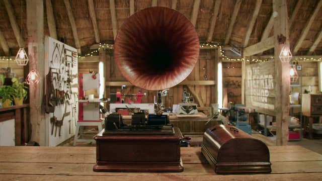 S04:E12 - Miners Lamp, Rug Covered Armchair, Antique Music Machine