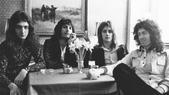 S05:E06 - Elvis & Nixon / Queen & Bowie