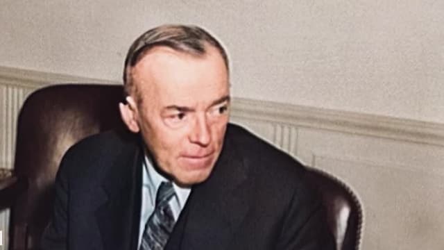 S01:E03 - The Business of War