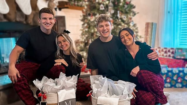 S01:E03 - Britt and Drew's Christmas Gifts