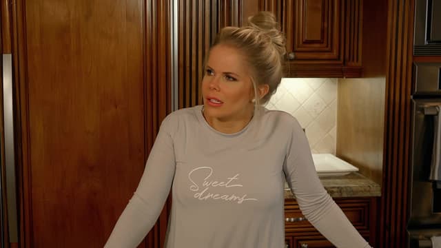 S01:E01 - The Emancipation of Farrah