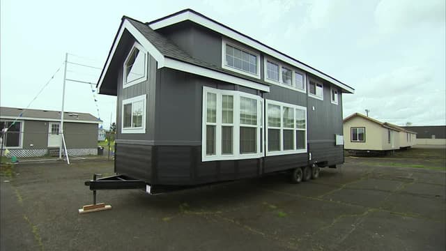 S02:E05 - Tiny Home in Mom's Backyard