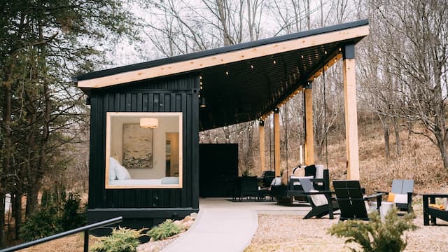 S01:E03 - Tiny Meets Modern & Boxed In