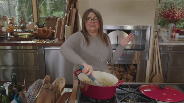 S01:E06 - Beef and Chorizo Chili With Queso