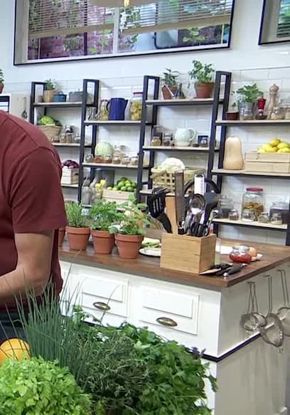 S01:E06 - Tempura de verduras, pargo a la bilbaína y naranja con granada poster