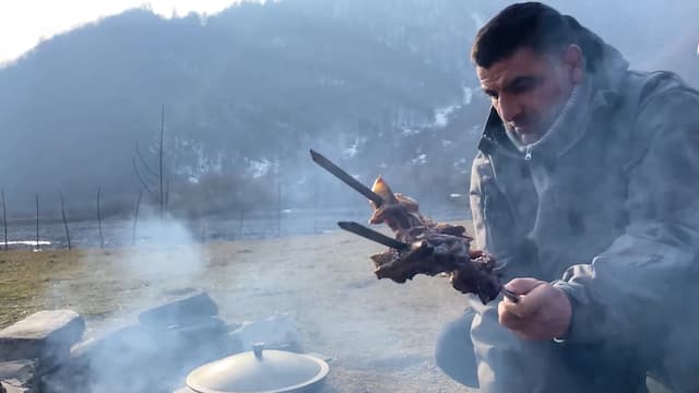 S01:E04 - Village Kebab