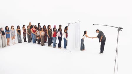 S01:E05 - 10 vs 1: Blind Dating 10 Guys Through Their Phones | Versus 1