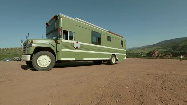 S01:E10 - Tiny Bus House