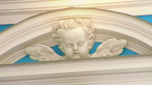 S03:E01 - The Amber Room