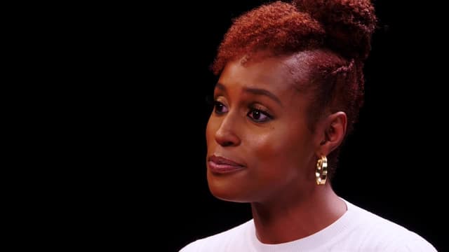 S06:E10 - Issa Rae Raps While Eating Spicy Wings