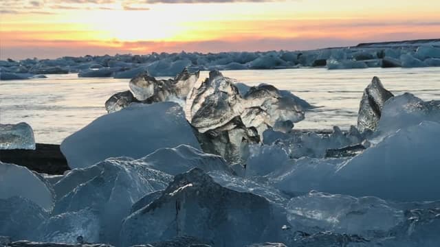 S02:E02 - Top Ten Most Bizarre Weather