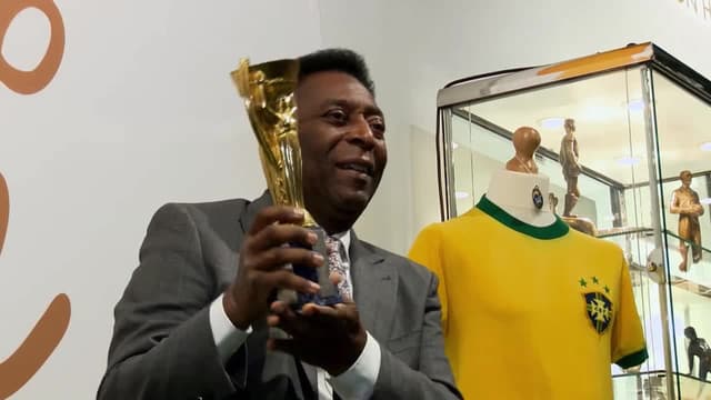 S01:E05 - Football's Greatest Stage | Pele