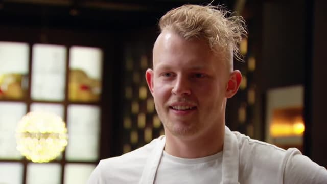 S08:E61 - Quarter Finals: Elimination Mystery Box Challenge