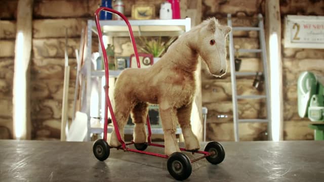 S04:E06 - Magician's Music Box, Penny Arcade, Push Along Horse