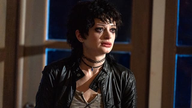 S04:E01 - Twenty Minutes With Cassandra; Smile