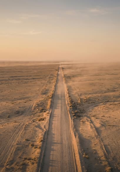 Affiche de S01:E01 - Crossing the Mojave Desert on a Road No One Can Explain