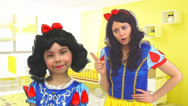 S01:E12 - Alice and Mommy Pretend Princesses Play Together With Their Favorite Toys