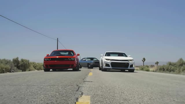 S09:E08 - Dodge Challenger vs. Camaro