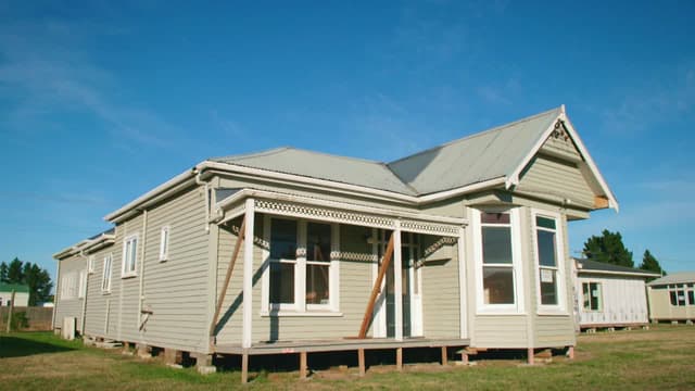 S01:E01 - Tuatapere House