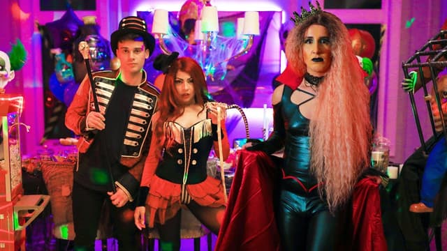 S01:E22 - Rich Girl Throws Halloween Party in Her Mansion